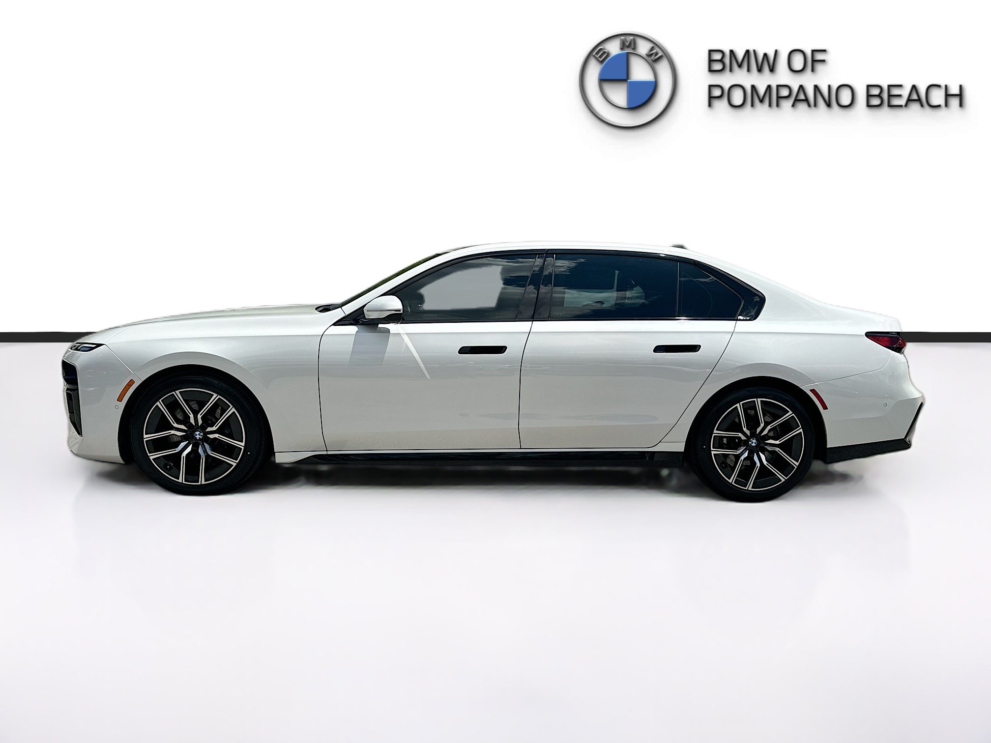 Used 2023 BMW 740i w/ Parking Assistance Package RWD image 4