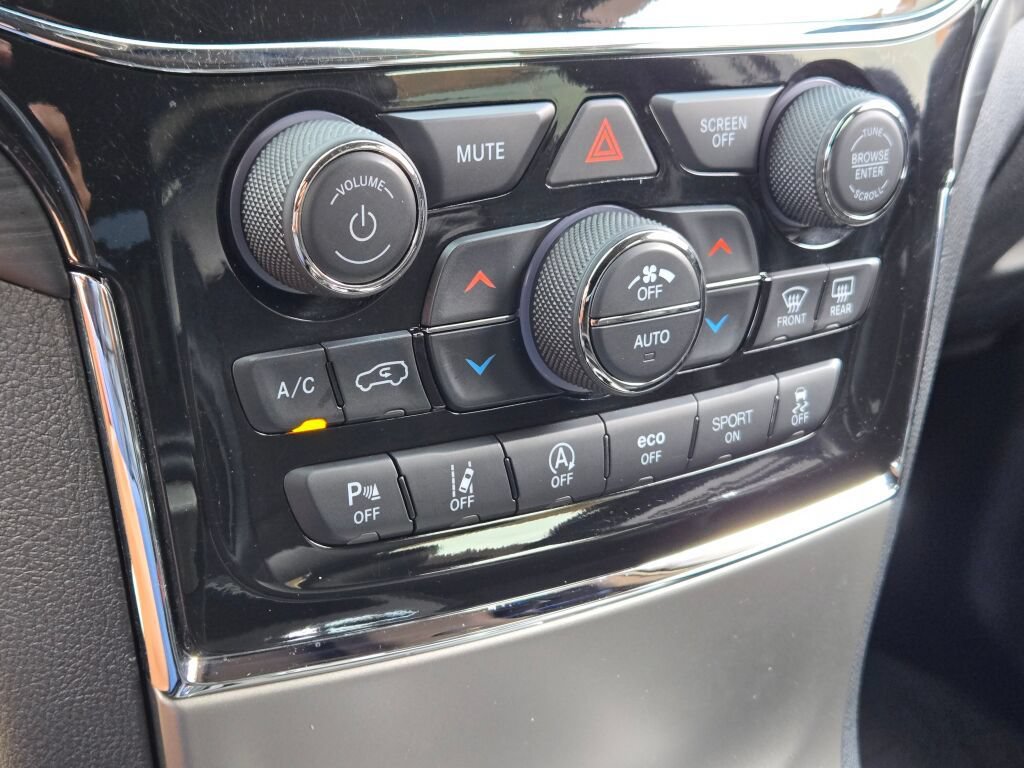 Used 2021 Jeep Grand Cherokee Laredo X AWD/4WD image 32