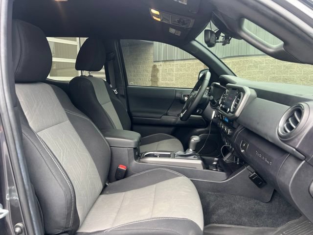 Used 2022 Toyota Tacoma TRD Off-Road AWD/4WD image 11