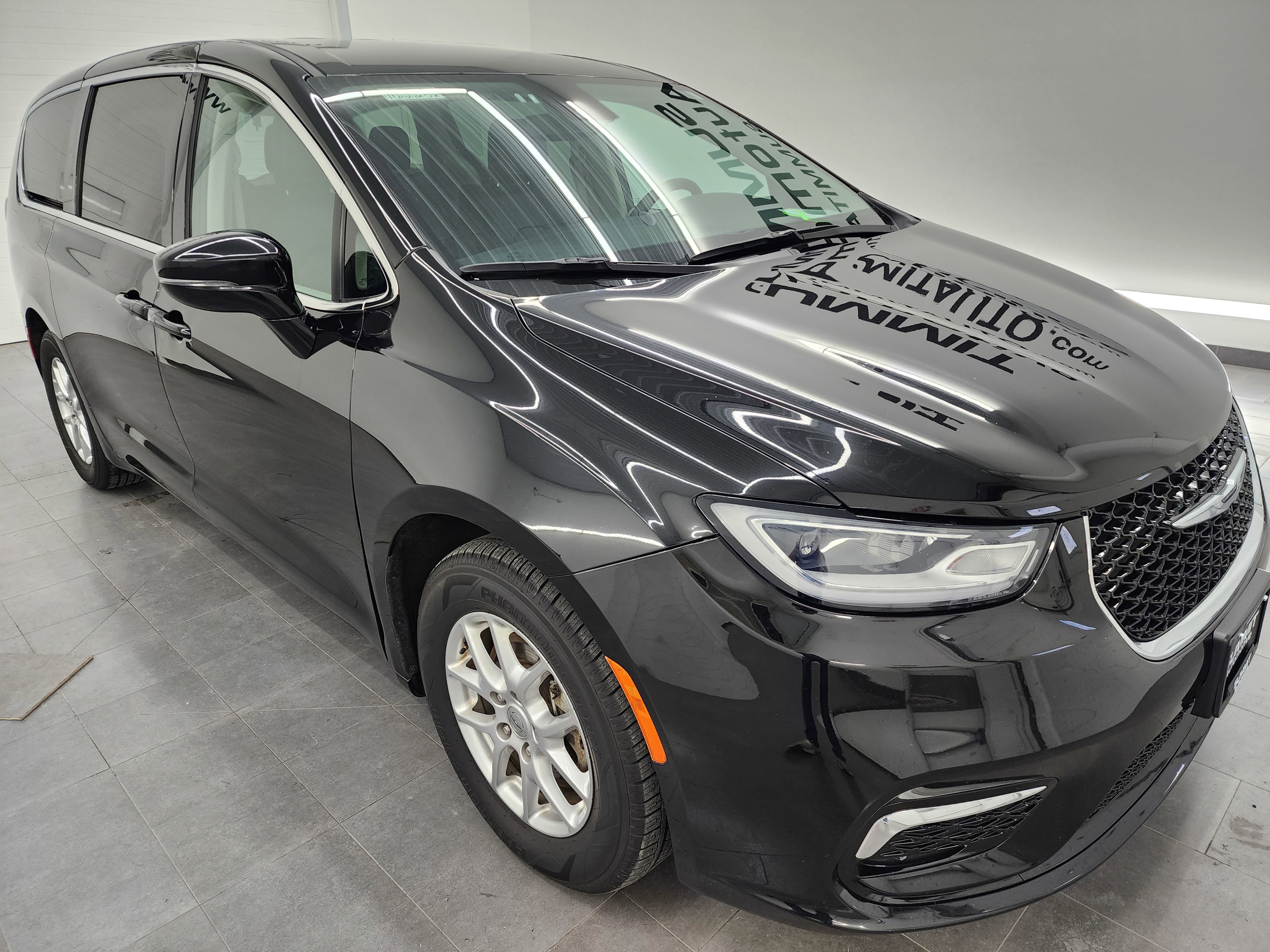 Used 2024 Chrysler Pacifica Touring-L FWD image 2