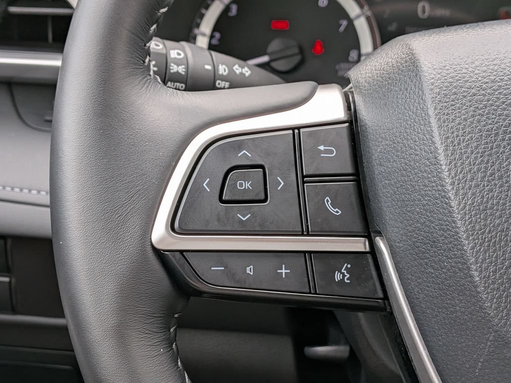 Used 2023 Toyota Highlander LE FWD image 23