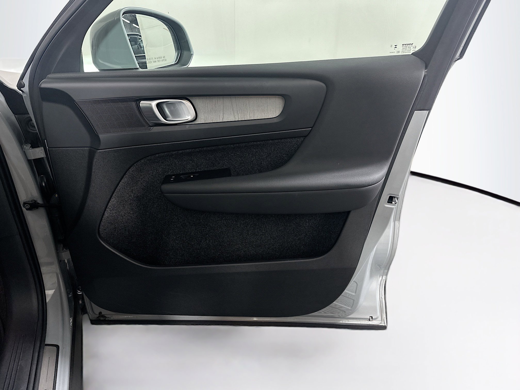 Used 2025 Volvo XC40 B5 Plus image 31