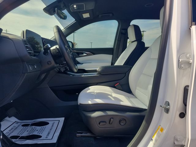 Used 2025 Chevrolet Traverse High Country FWD image 16
