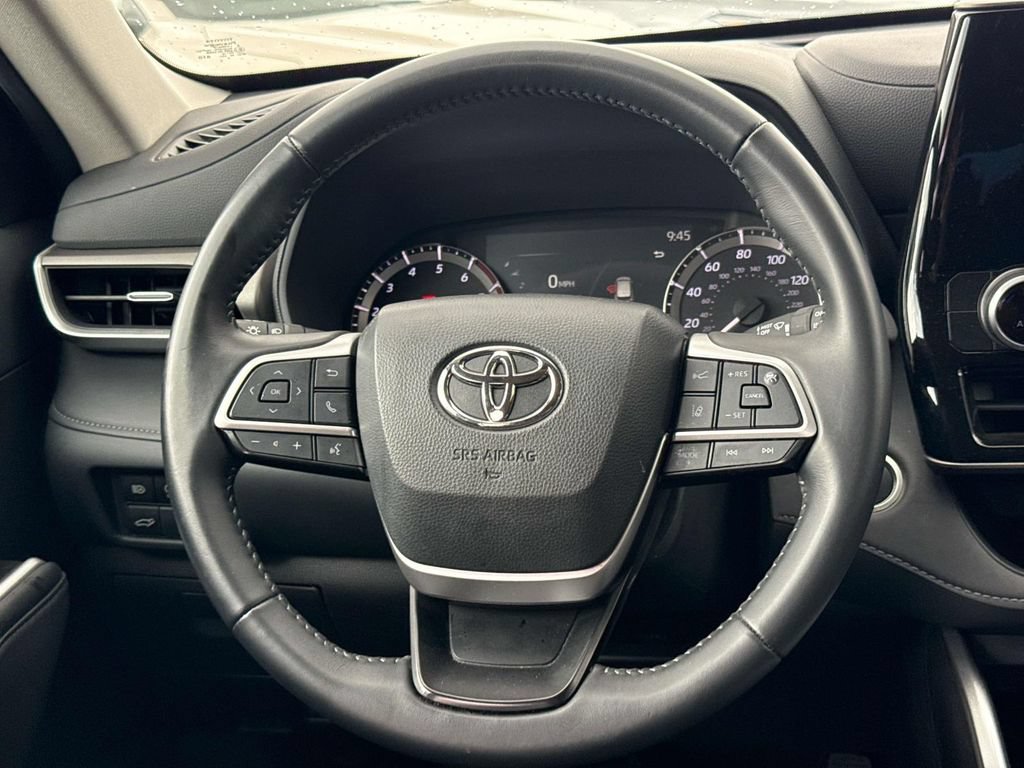 Used 2025 Toyota Highlander LE FWD image 14