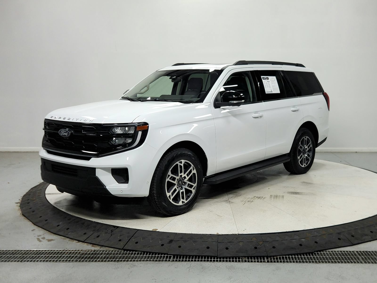 Used 2025 Ford Expedition Active AWD/4WD image 4