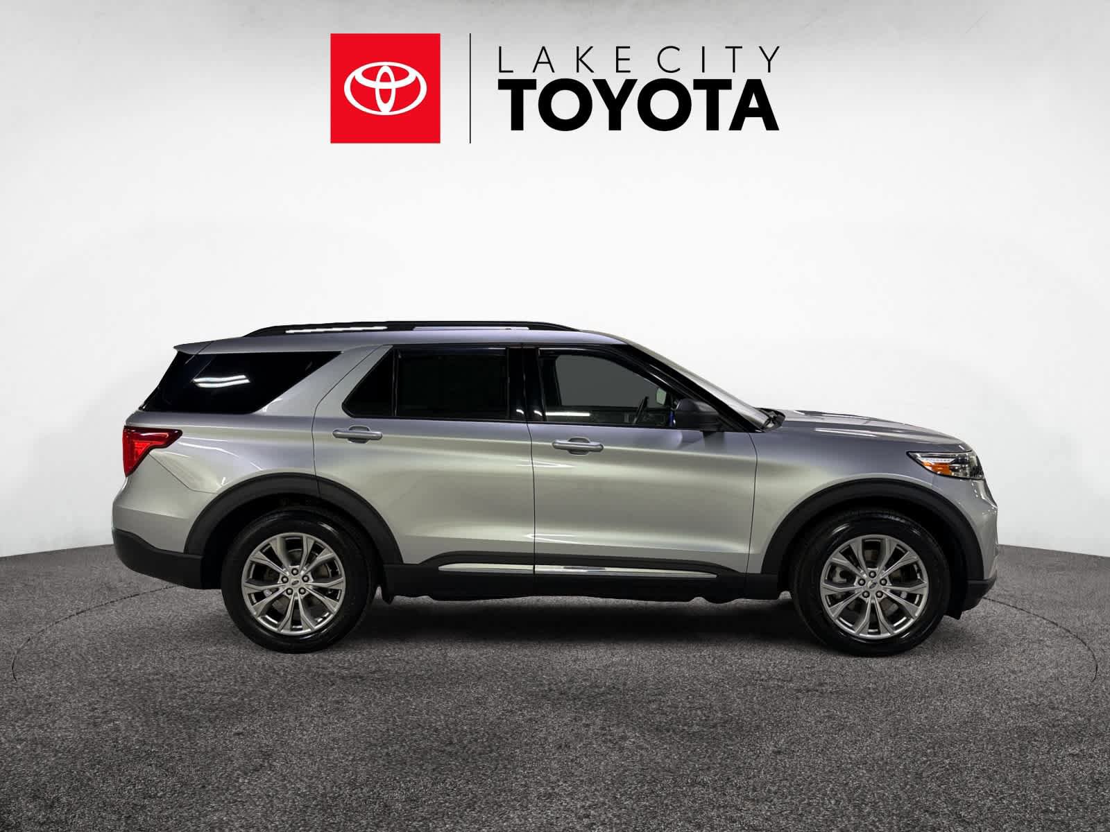 Used 2020 Ford Explorer XLT w/ Equipment Group 202A image 10