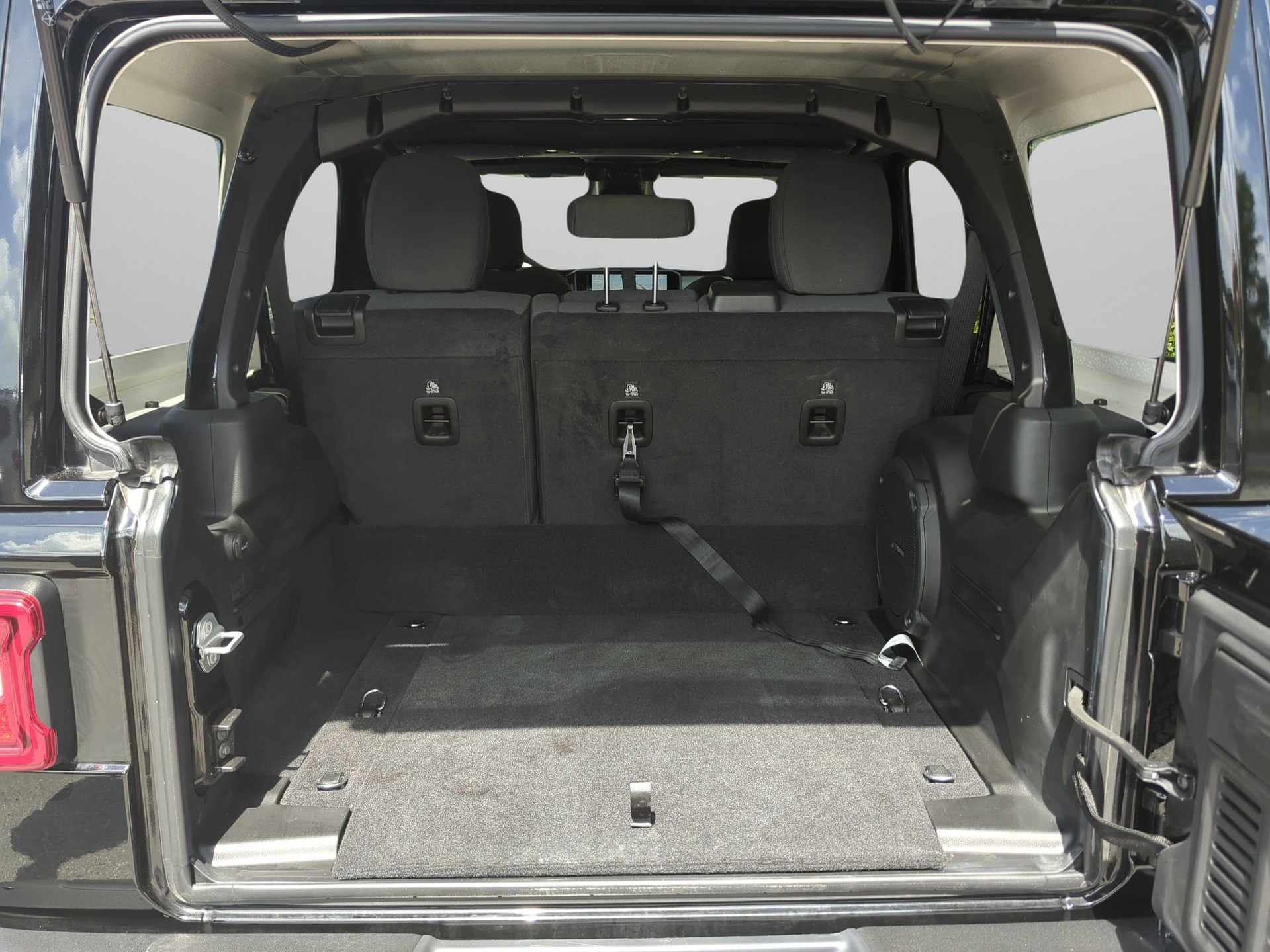 Used 2025 Jeep Wrangler Unlimited Sahara AWD/4WD image 46