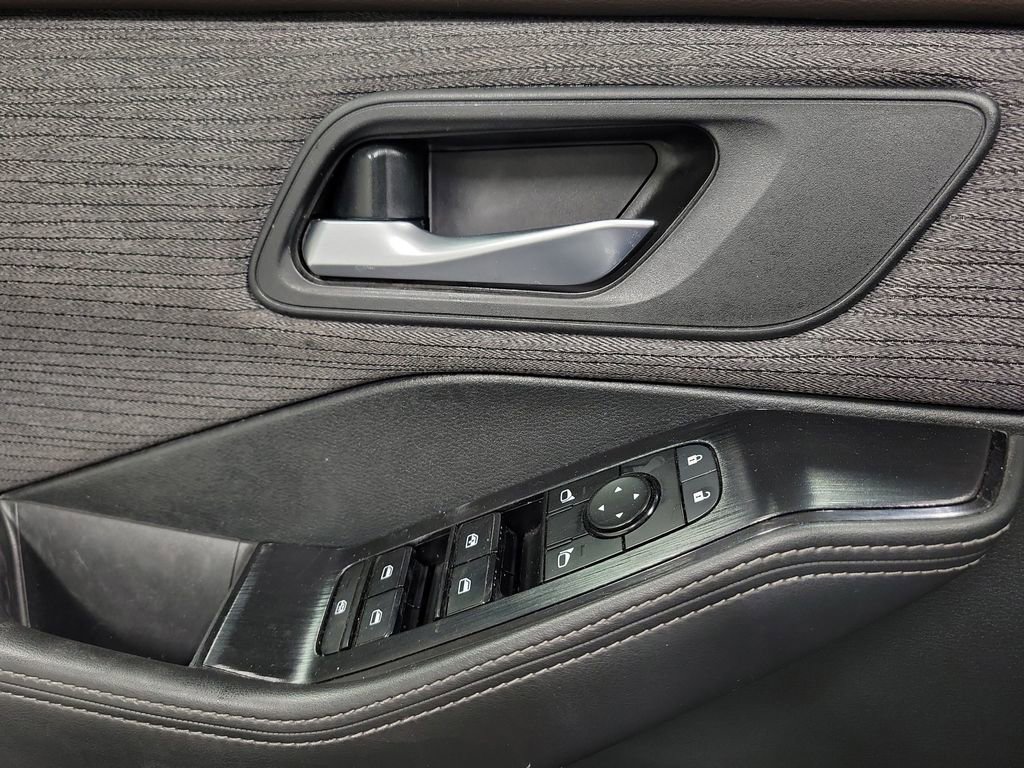 Used 2021 Nissan Rogue SV image 18