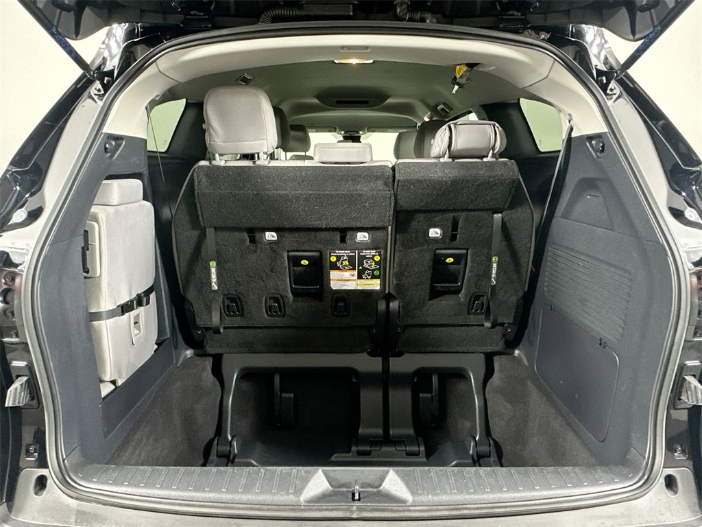 Used 2025 Toyota Sienna LE image 24