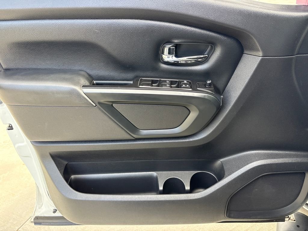 Used 2018 Nissan Titan SV w/ SV Convenience Package image 16