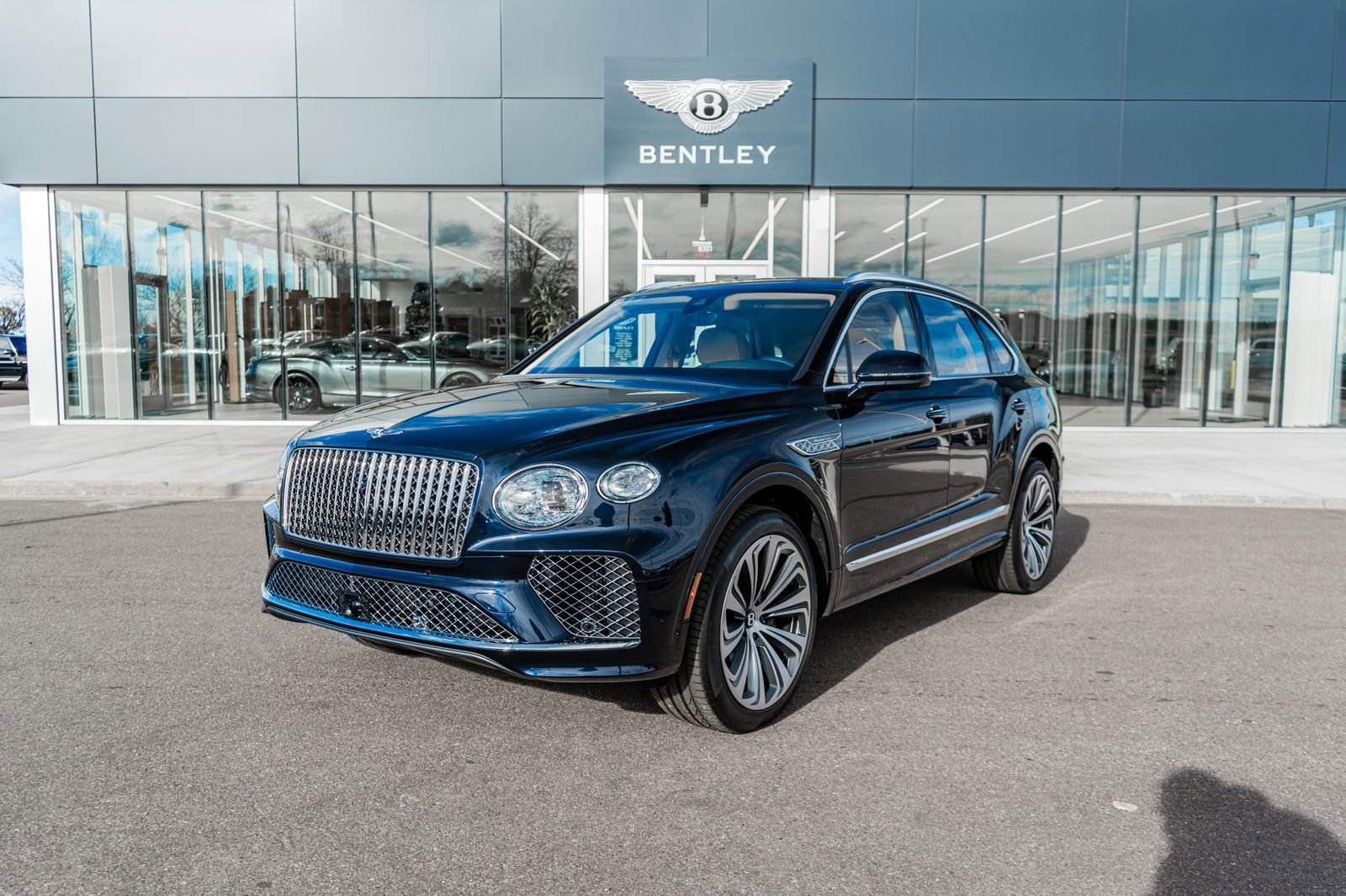 Used 2025 Bentley Bentayga image 1