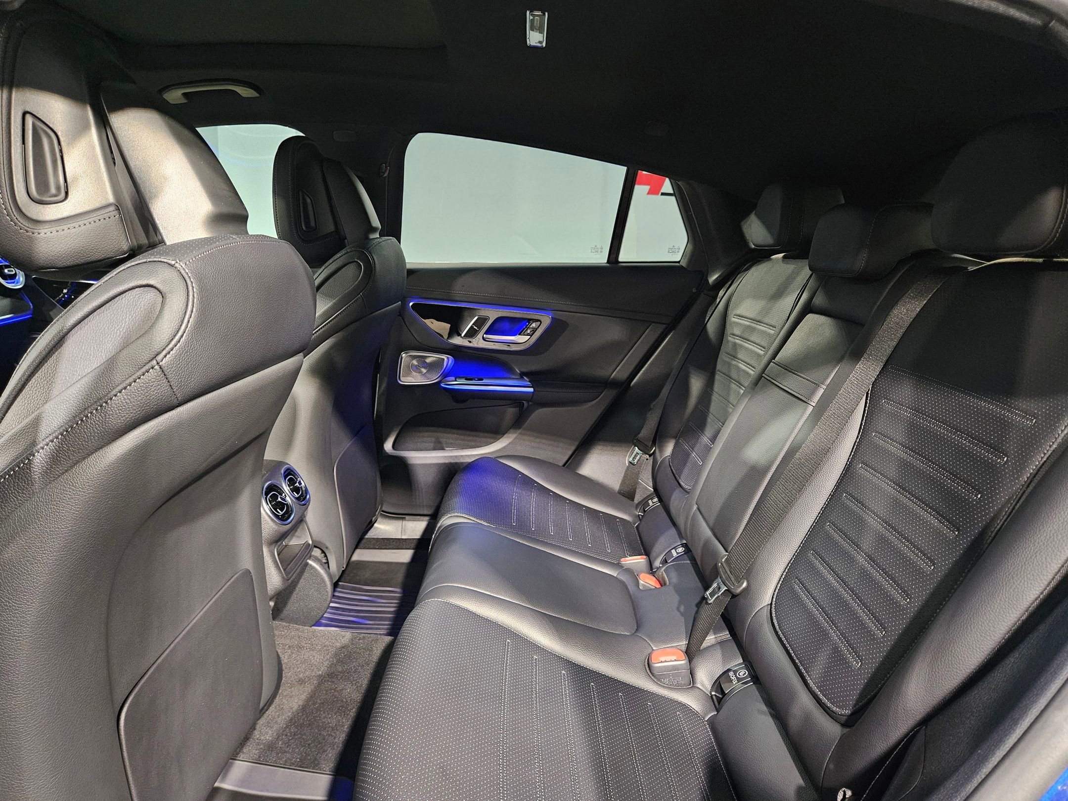 Used 2025 Mercedes-Benz GLC 300 4MATIC image 37