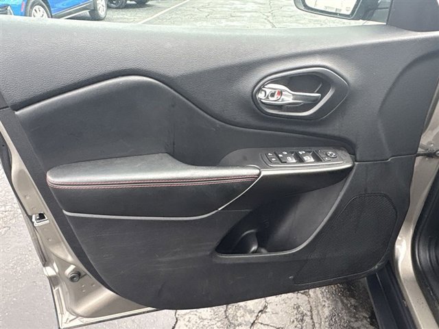 Used 2020 Jeep Cherokee Trailhawk image 21