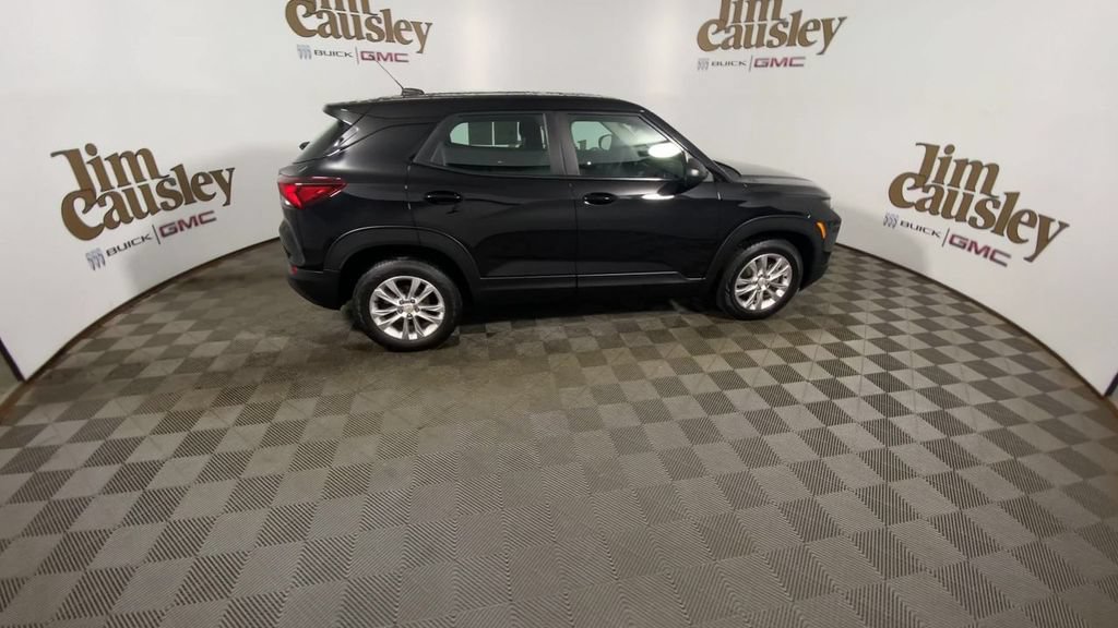 Used 2021 Chevrolet TrailBlazer LS w/ LPO, Blackout Package FWD image 9