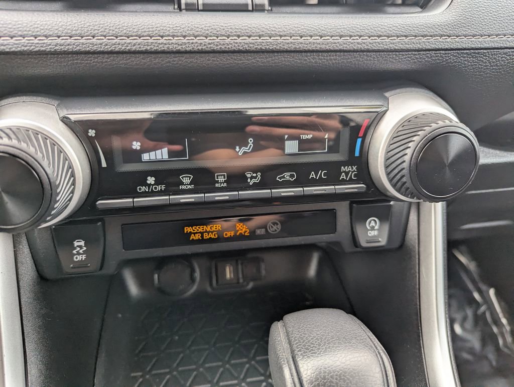 Used 2020 Toyota RAV4 LE w/ All Weather Liner Package AWD/4WD image 19