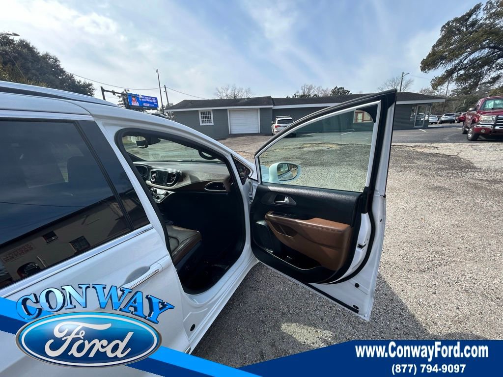 Used 2020 Chrysler Pacifica Limited image 25