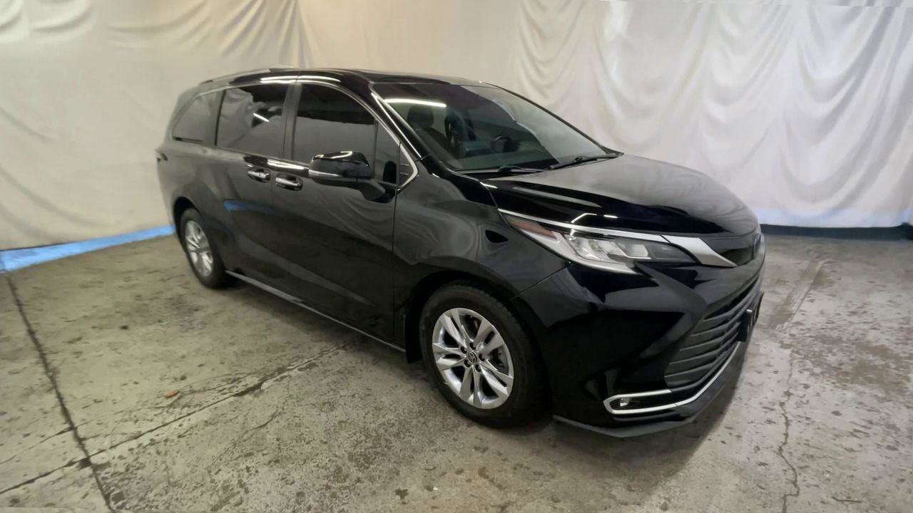 Used 2022 Toyota Sienna Limited image 2