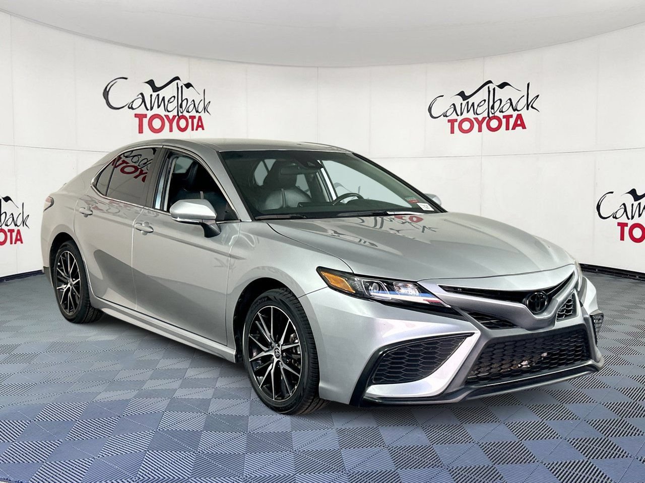 Used 2024 Toyota Camry SE FWD image 3