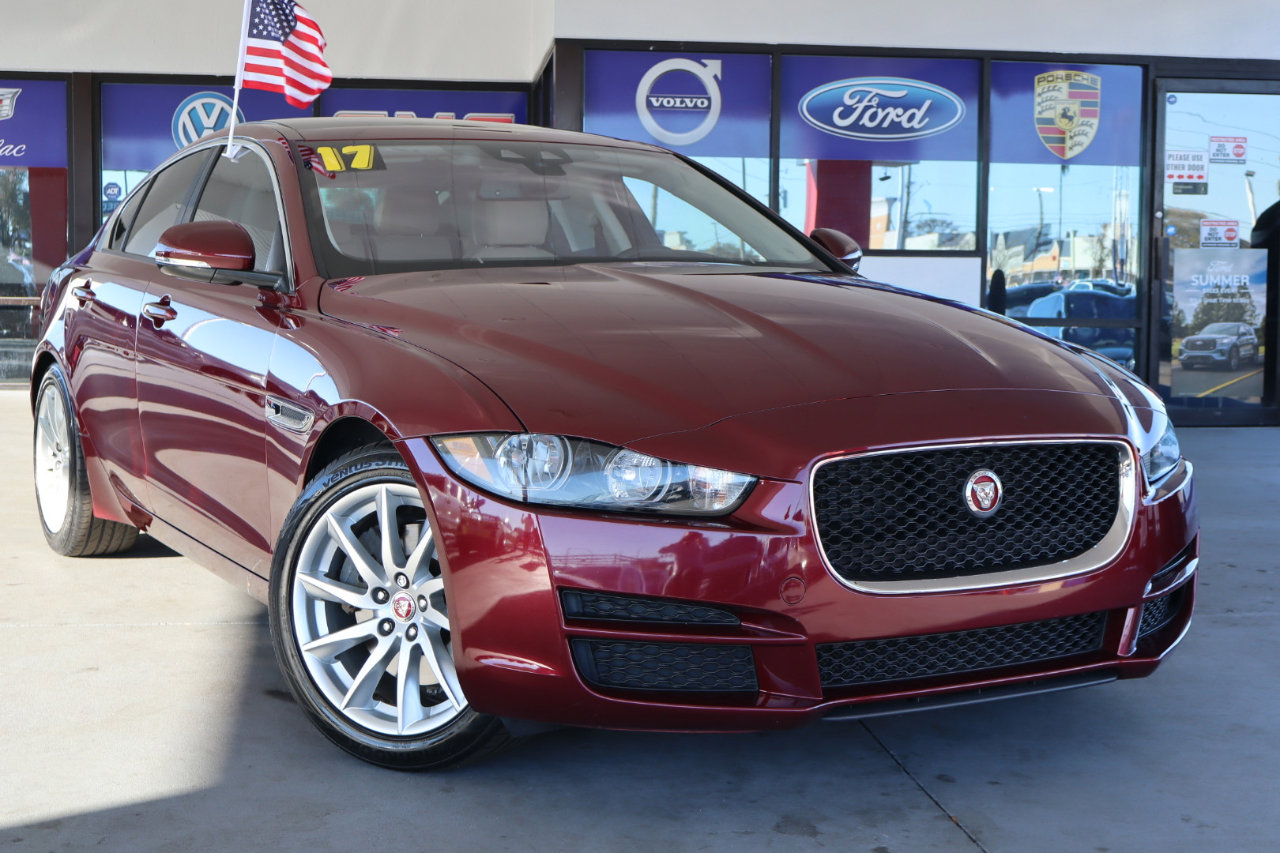 Used 2017 Jaguar XE image 2