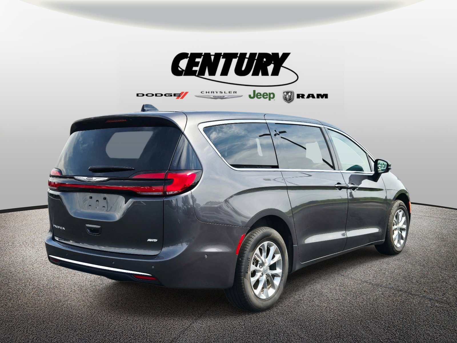 Used 2023 Chrysler Pacifica Touring-L w/ Uconnect Theater Family Group AWD/4WD image 4