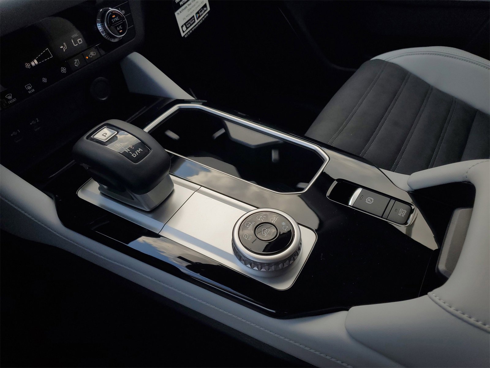 New 2025 Mitsubishi Outlander SE image 19