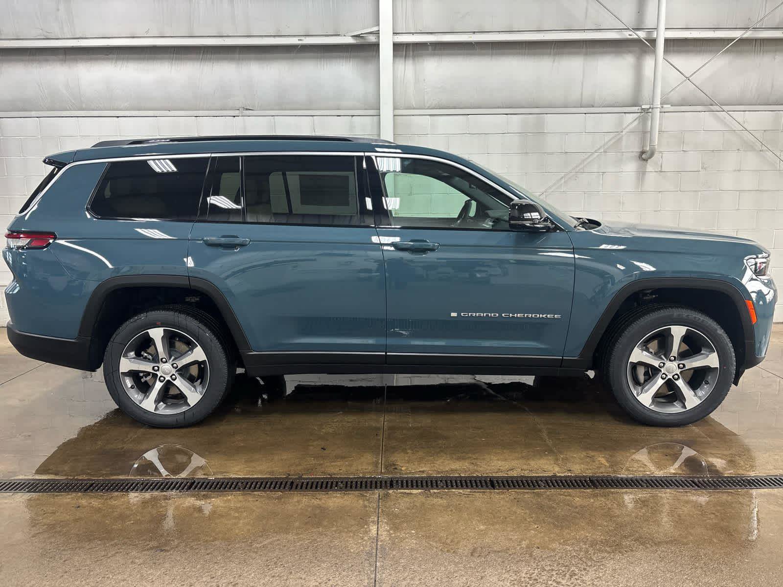 New 2026 Jeep Grand Cherokee L Limited w/ Luxury Tech Group II image 32