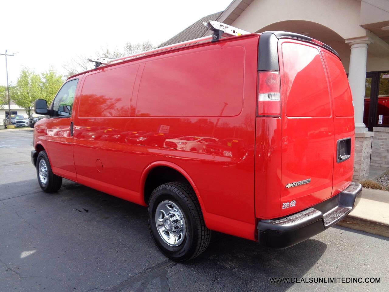 Used 2017 Chevrolet Express 2500 RWD image 4
