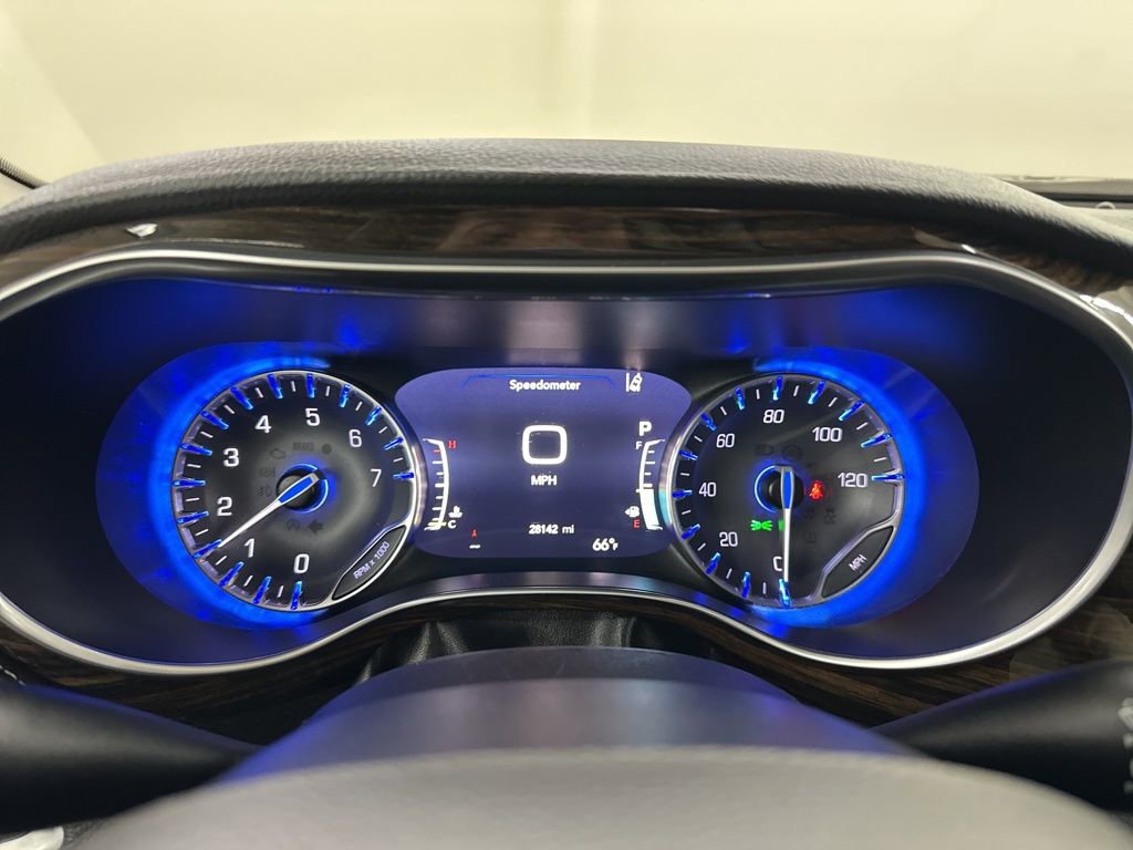 Used 2022 Chrysler Pacifica Limited w/ Uconnect Theater Family Group image 38