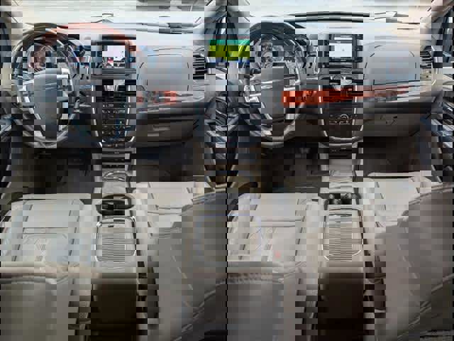 Used 2015 Chrysler Town & Country Limited Platinum image 17