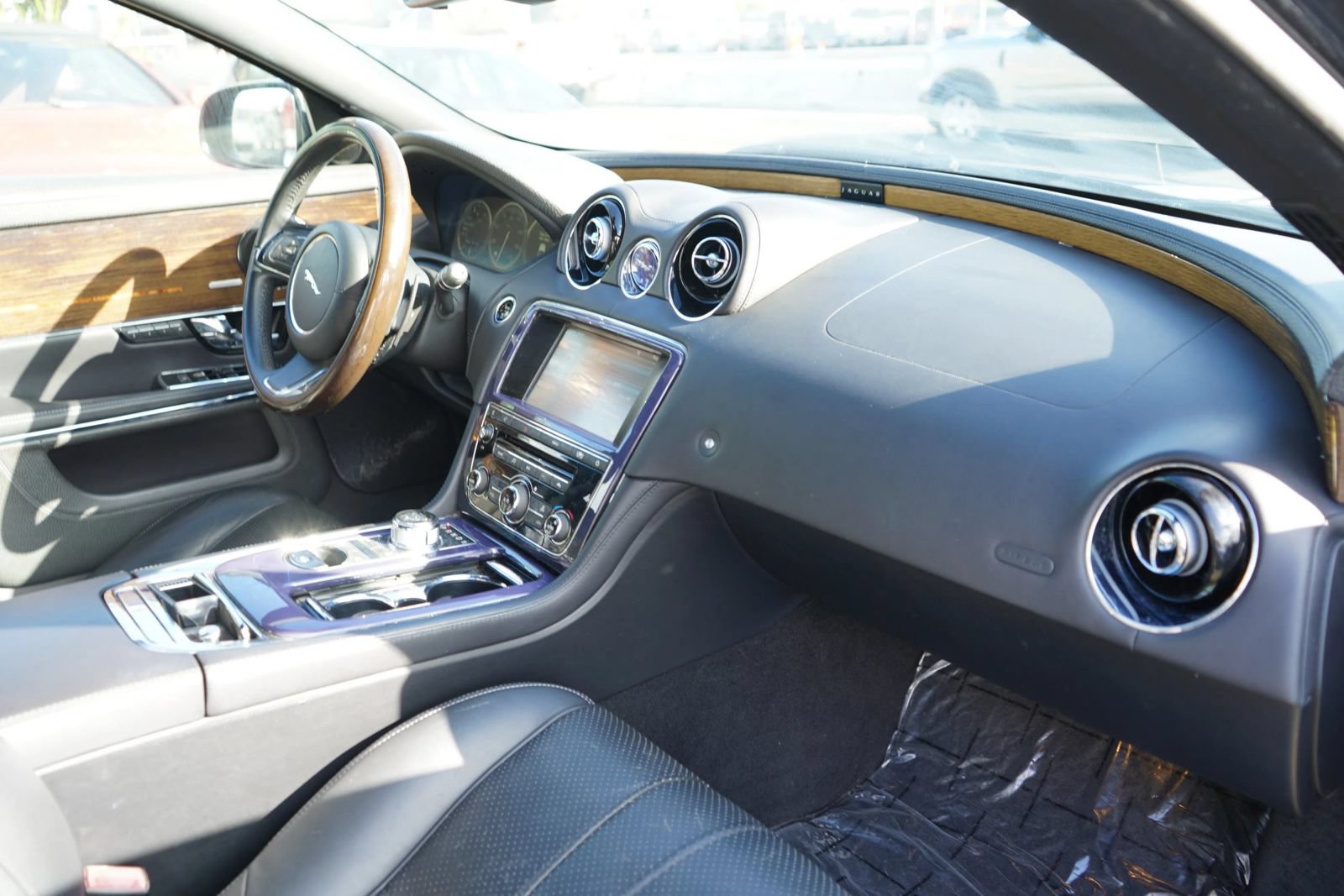 Used 2011 Jaguar XJ L Supersport RWD image 16