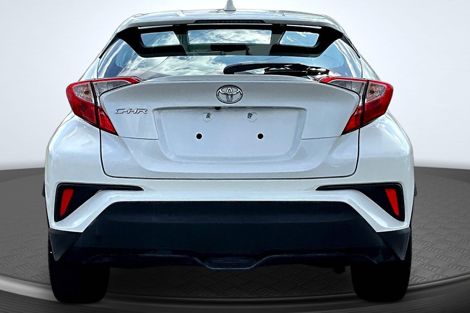 Used 2019 Toyota C-HR XLE FWD image 4