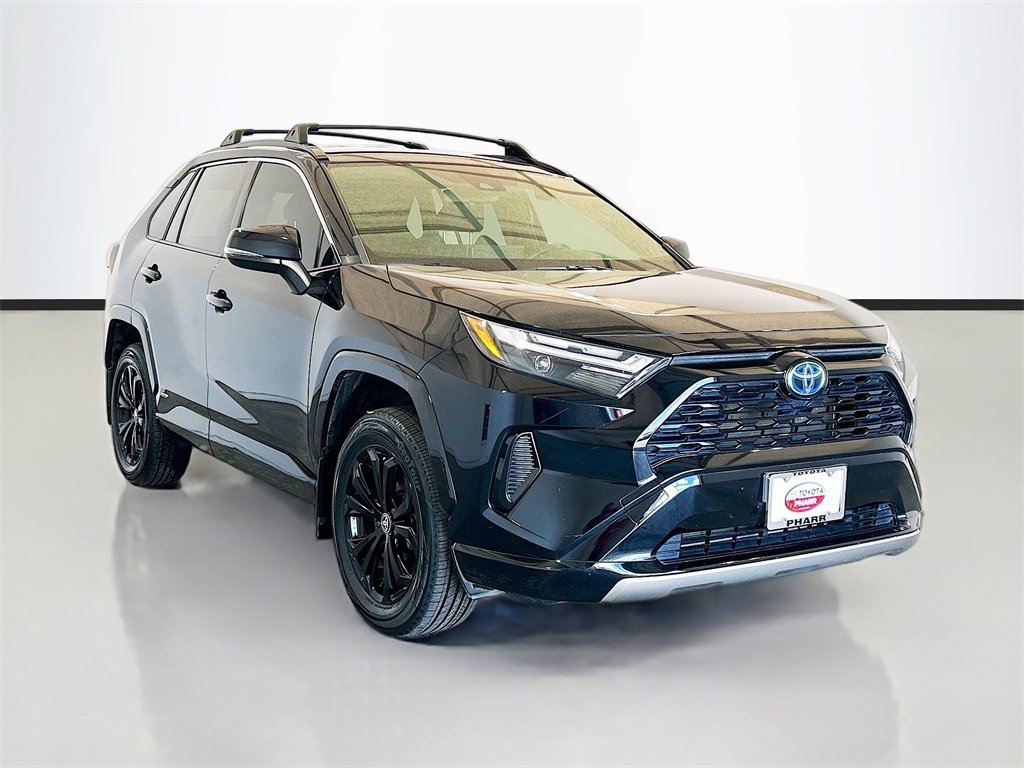 Used 2022 Toyota RAV4 SE image 3