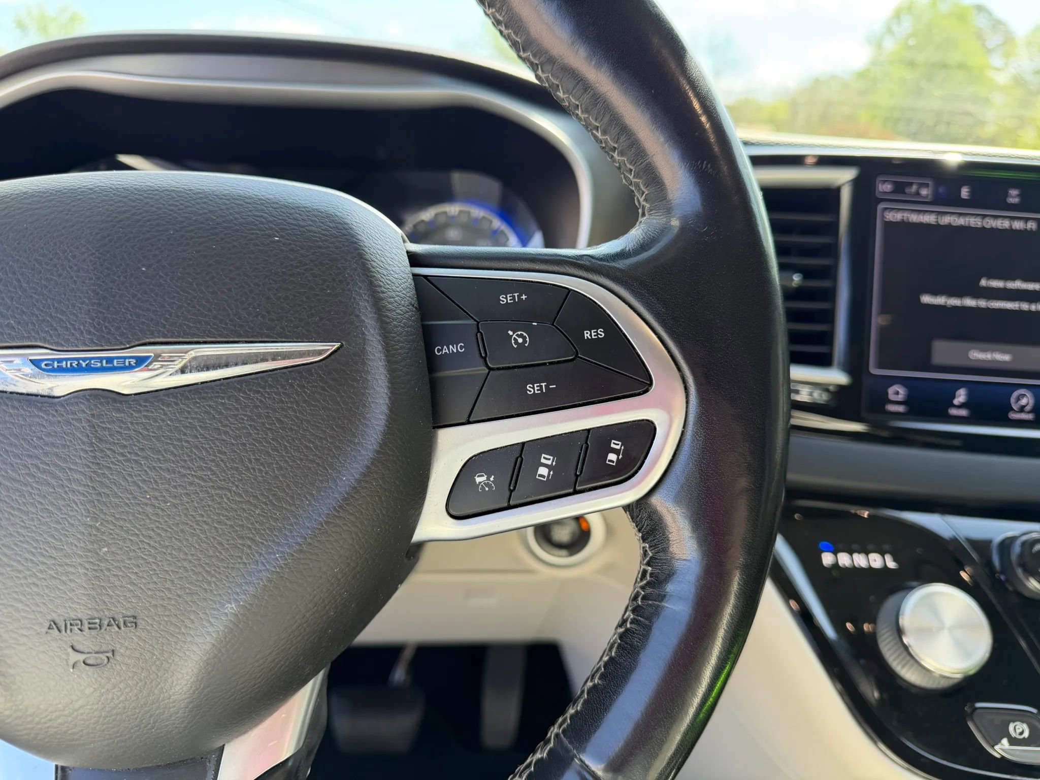Used 2021 Chrysler Pacifica Touring-L FWD image 15