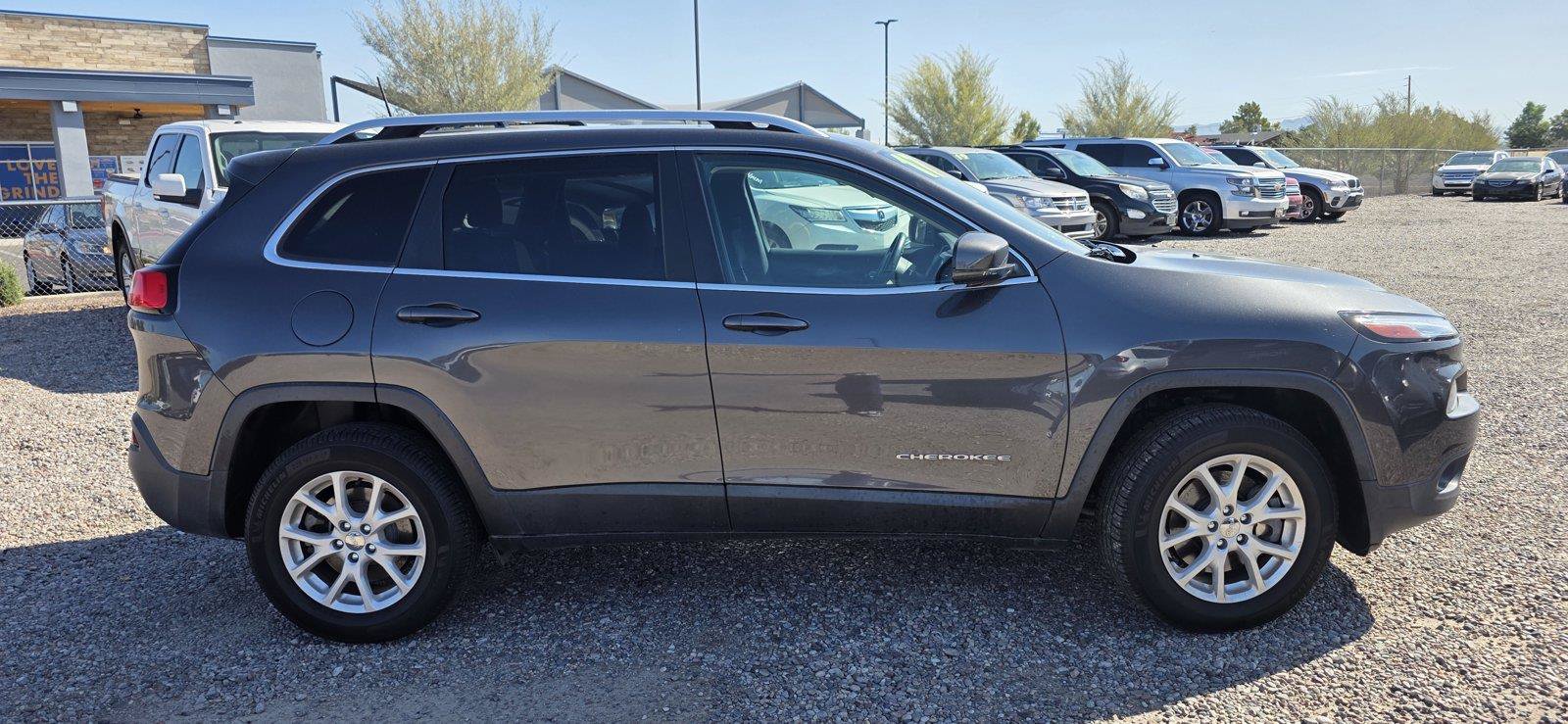 Used 2017 Jeep Cherokee Latitude w/ Safety/Convenience Group AWD/4WD image 4