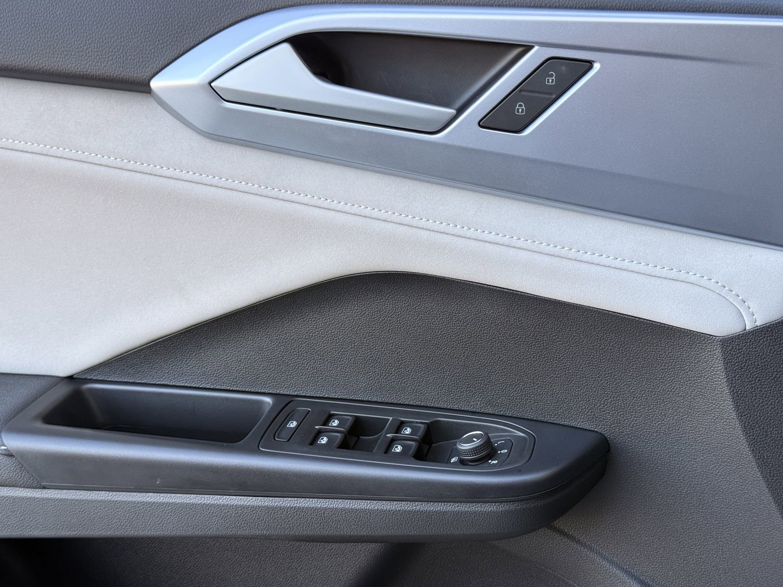 Used 2025 Volkswagen Taos SE image 21