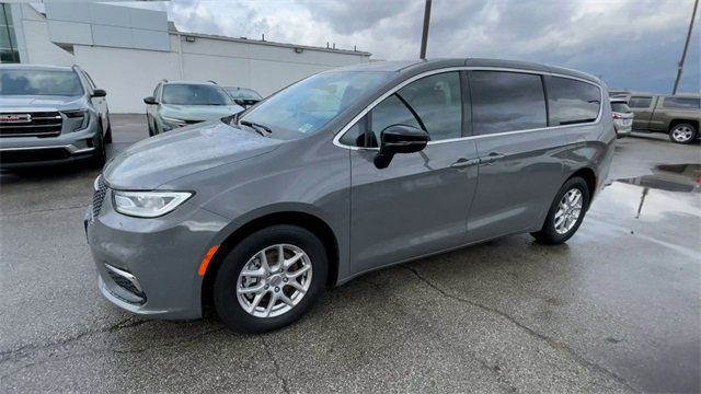 Used 2025 Chrysler Pacifica Select image 6