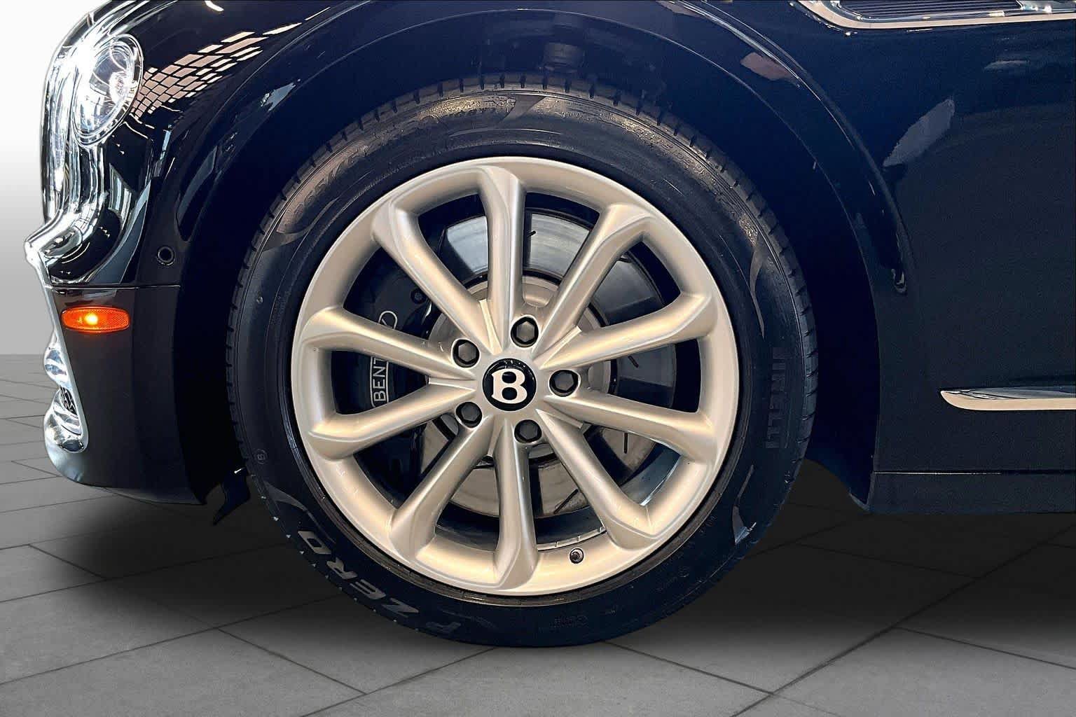 Used 2023 Bentley Flying Spur Plug-In Hybrid AWD/4WD image 11