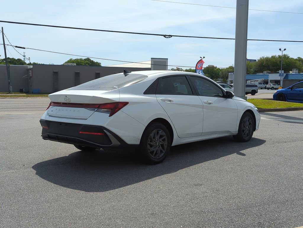 Used 2024 Hyundai Elantra SEL image 7