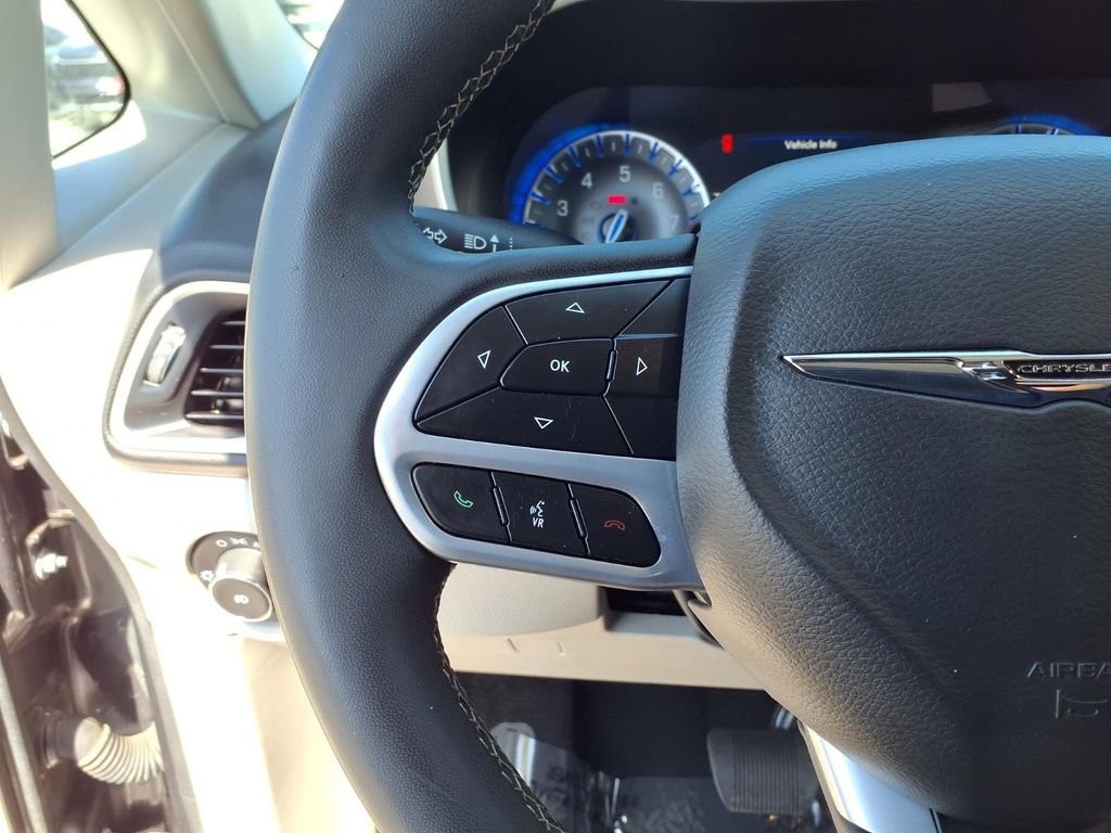 Used 2023 Chrysler Pacifica Touring-L image 17