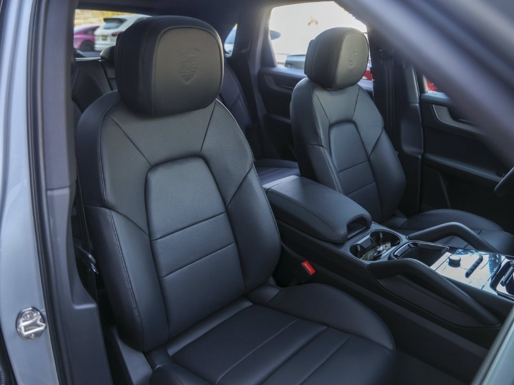 Certified 2026 Porsche Cayenne AWD/4WD image 37