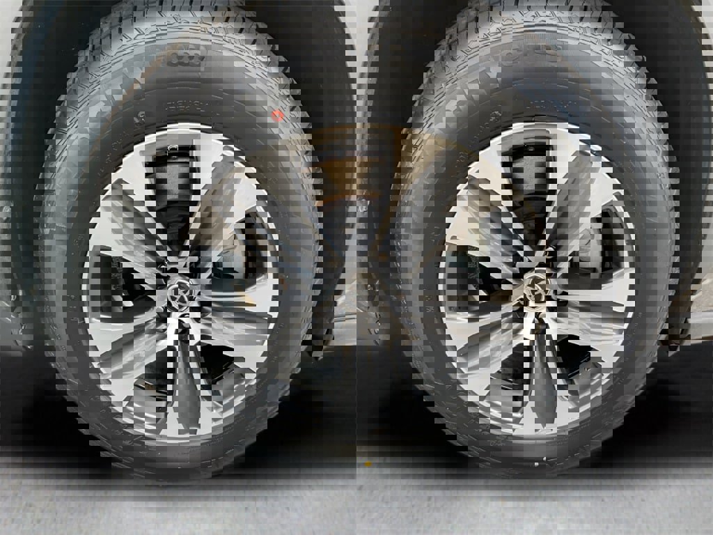 Used 2024 Toyota Highlander XLE image 25