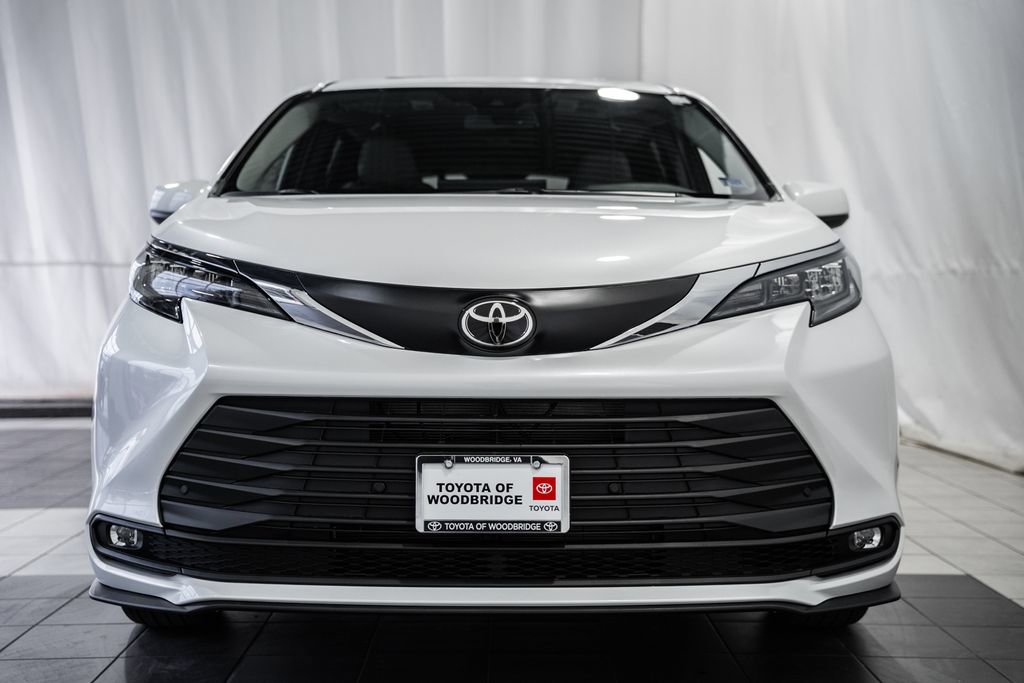 New 2026 Toyota Sienna XLE image 2