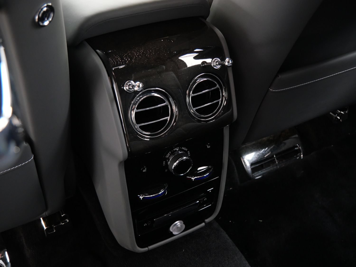 Used 2024 Rolls-Royce Cullinan w/ Cullinan Package AWD/4WD image 28