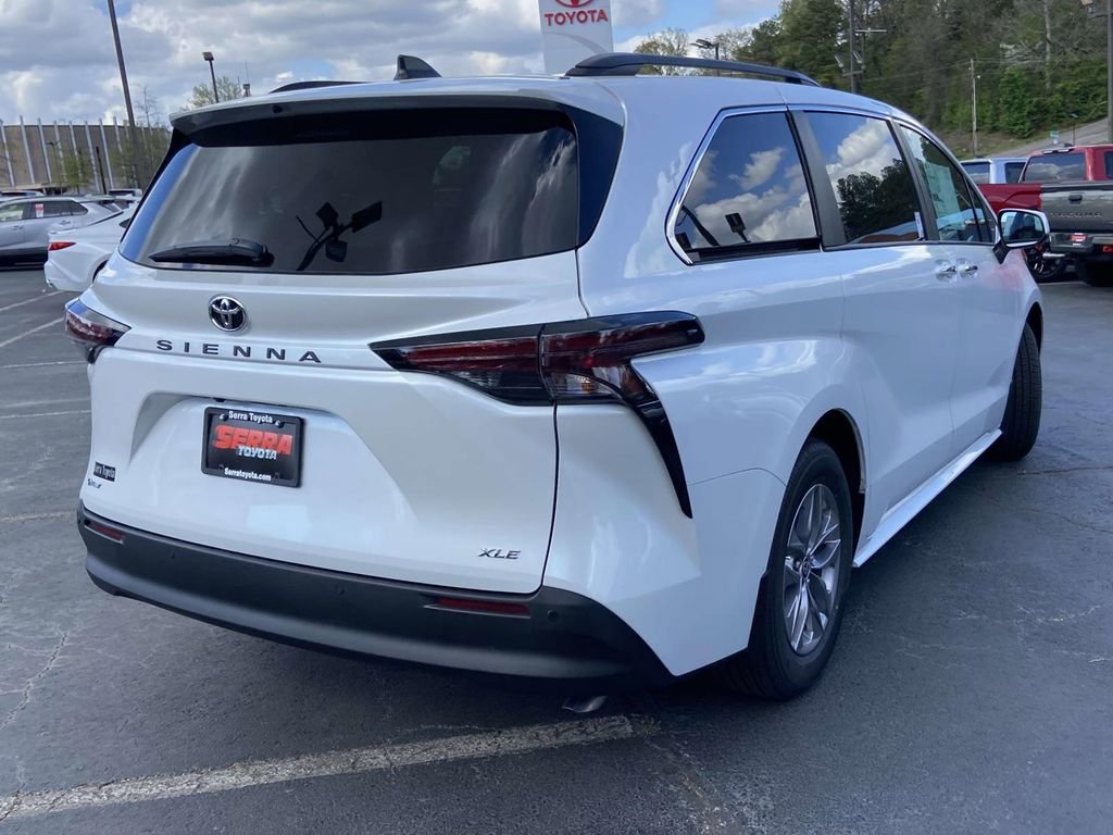 New 2026 Toyota Sienna XLE image 3