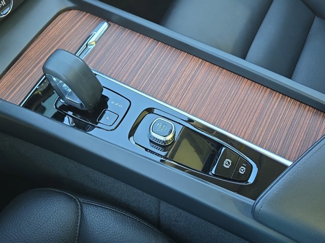 Used 2023 Volvo XC60 B5 Plus image 26