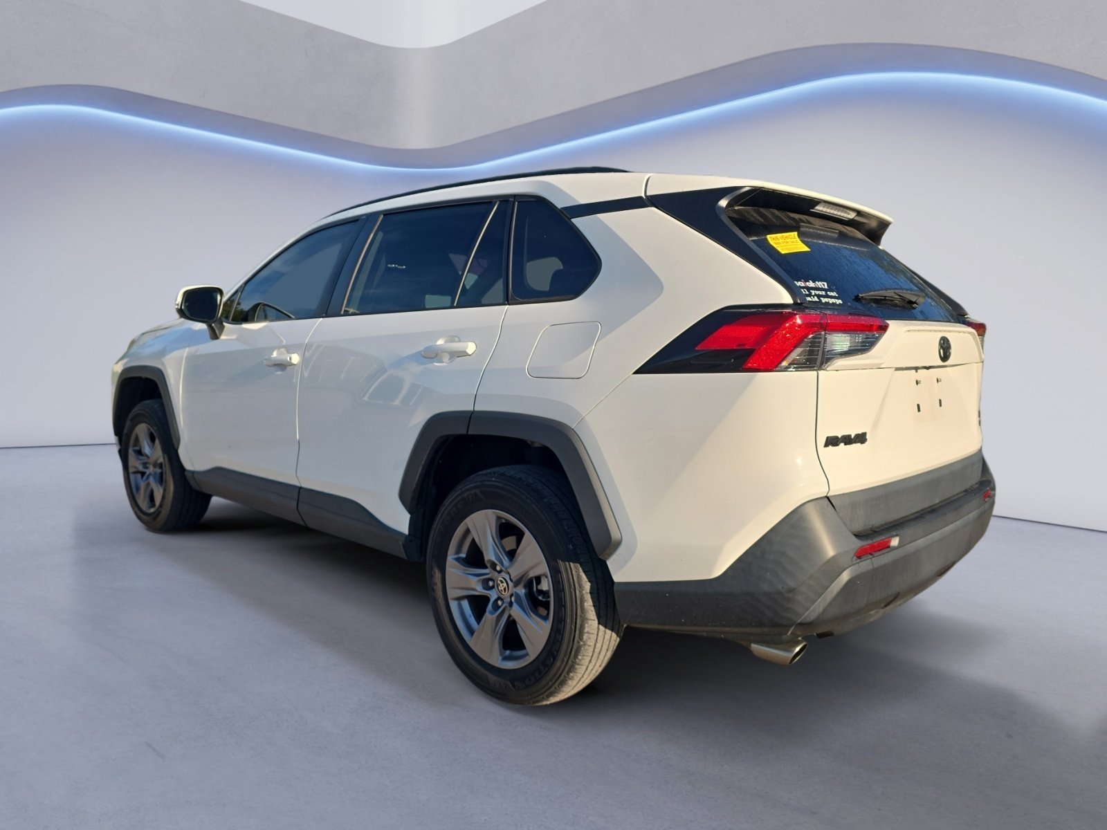 Used 2022 Toyota RAV4 XLE w/ Convenience Package AWD/4WD image 4