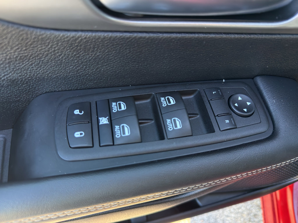 Used 2025 Chrysler Pacifica Select FWD image 11