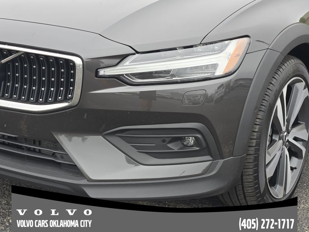 Certified 2025 Volvo V60 B5 Cross Country Plus AWD/4WD image 8