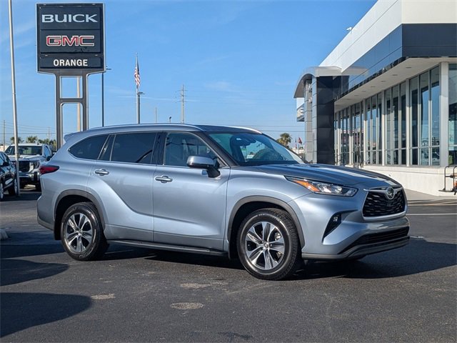 Used 2020 Toyota Highlander XLE image 2