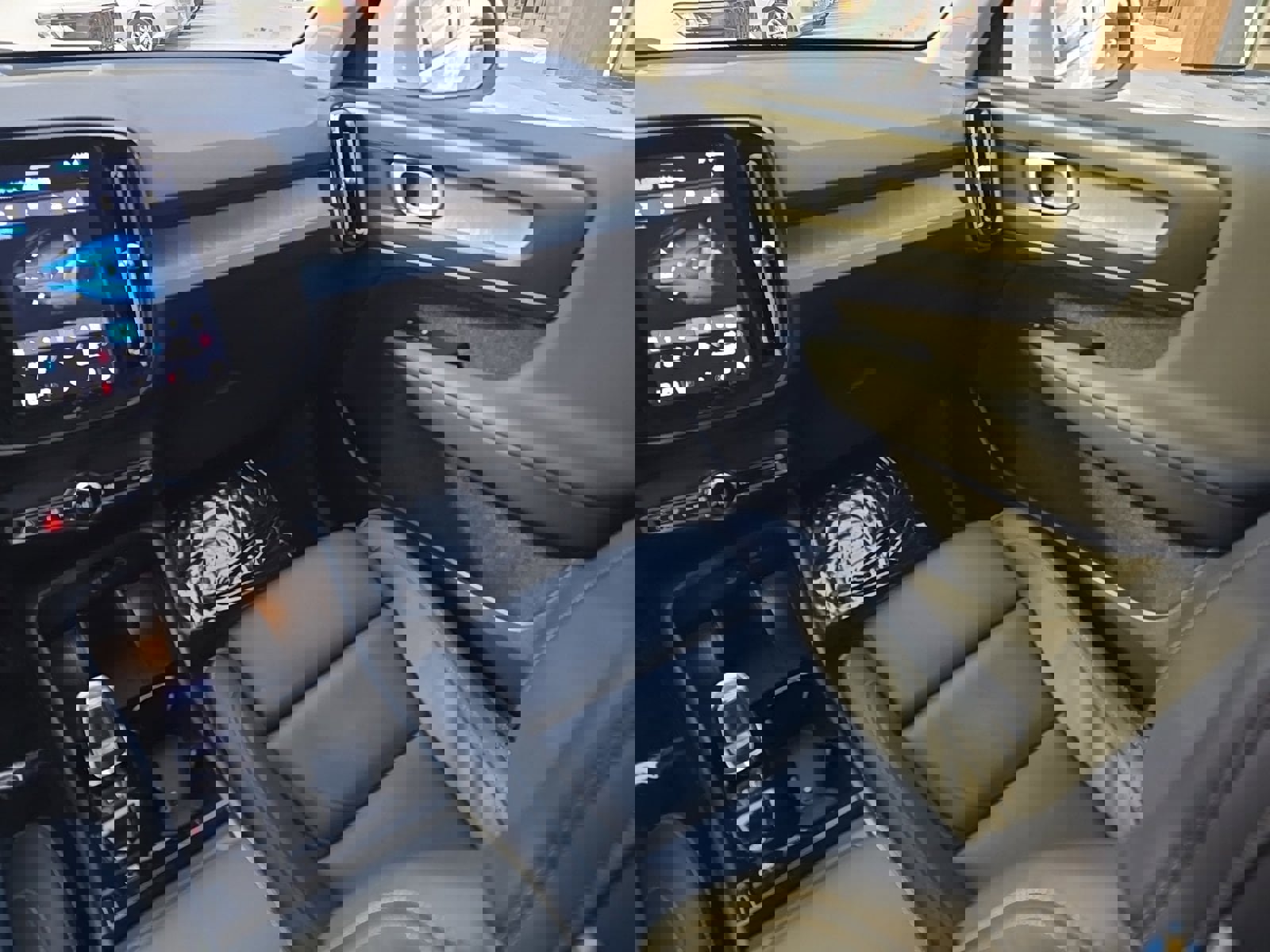 Certified 2025 Volvo XC40 B5 Plus image 20